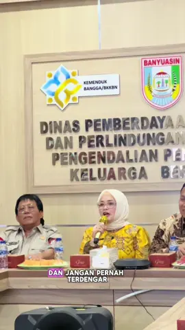 Pemerintah Kabupaten Banyuasin, melalui Dinas Pemberdayaan Perempuan dan Perlindungan Anak serta Pengendalian Penduduk dan Keluarga Berencana (DP2PAP2KB) Kabupaten Banyuasin menyambut baik maksud dari kedatangan kunjungan kerja Kepala Perwakilan Kementerian Kependudukan dan Pembangunan Keluarga/ BKKBN Provinsi Sumsel berserta rombongan pada, Jum'at (7/11).  Berlangsung di ruang rapat Dinas DP2PAP2KB Kabupaten Banyuasin, kedatangan pihak Kepala Perwakilan Kementerian Kependudukan dan Pembangunan Keluarga/ BKKBN Provinsi Sumsel bermaksud melaksanakan kegiatan monitoring dan evaluasi pasca pelatihan dan penyamaan persepsi quick wins bangga kencana bagi PKB dan PLKB di Kabupaten Banyuasin.  Wakil Bupati Banyuasin mengutarakan terkait tantangan dalam pelayanan publik kepada masayarakat, program pembangunan keluarga, kependudukan dan keluarga berencana, melihat Banyuasin merupakan Kabupaten yang luas dengan total 21 Kecamatan dengan populasi lebih dari 1.1 juta jiwa.  #CapCut #wakilbupati #banyuasin #wabupbanyuasin #PemkabBanyuasin 