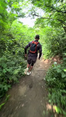 Monitor ketua lagi giat di gunung