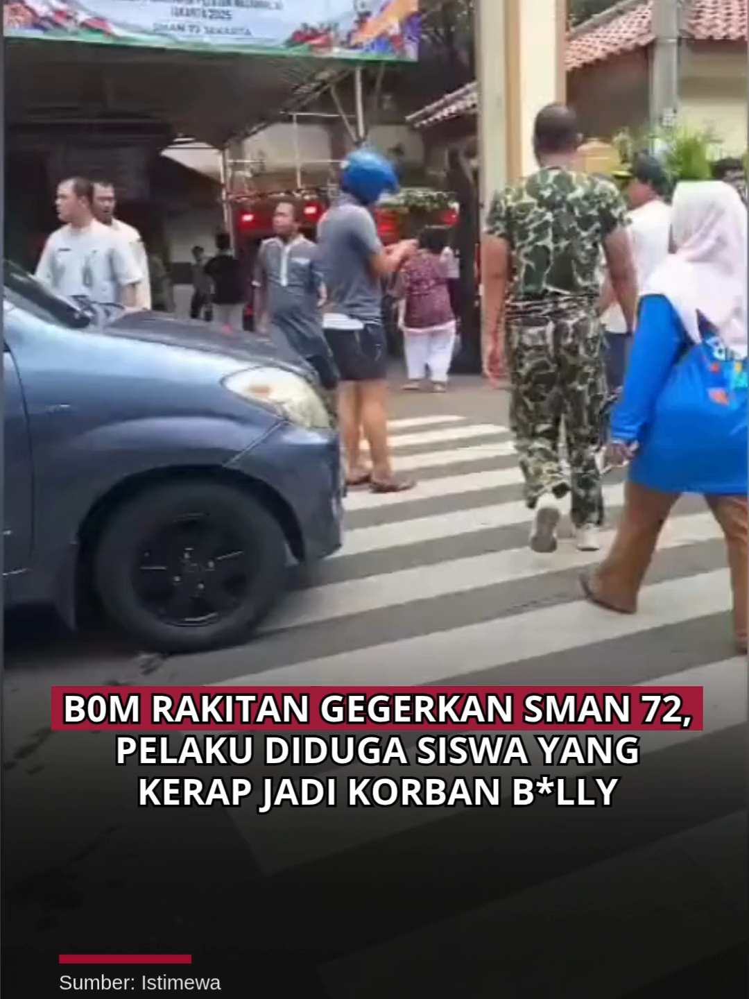 B0m Rakitan Gegerkan SMAN 72, Pelaku Diduga Siswa yang Kerap Jadi Korban B*lly Suasana tenang di Masjid SMAN 72 Jakarta Selatan mendadak berubah mencekam usai khutbah Jumat. Sesaat sebelum iqomah dimulai, terdengar suara l*dakan keras yang membuat para jamaah panik dan berhamburan keluar. Seorang siswa kelas XI menyebut, b0m rakitan yang ditemukan di lokasi diduga dibawa oleh seorang siswa yang kerap menjadi korban per*ndungan di sekolah. Padahal sejak pagi, kegiatan belajar dan persiapan salat Jumat berjalan normal tanpa tanda-tanda mencurigakan. Peristiwa ini kini tengah diselidiki pihak kepolisian untuk memastikan motif dan pelaku di balik l*dakan tersebut. -Melita #Terkini #SMAN72 #JakartaSelatan #Ledakan #BomRakitan #BeritaTerkini