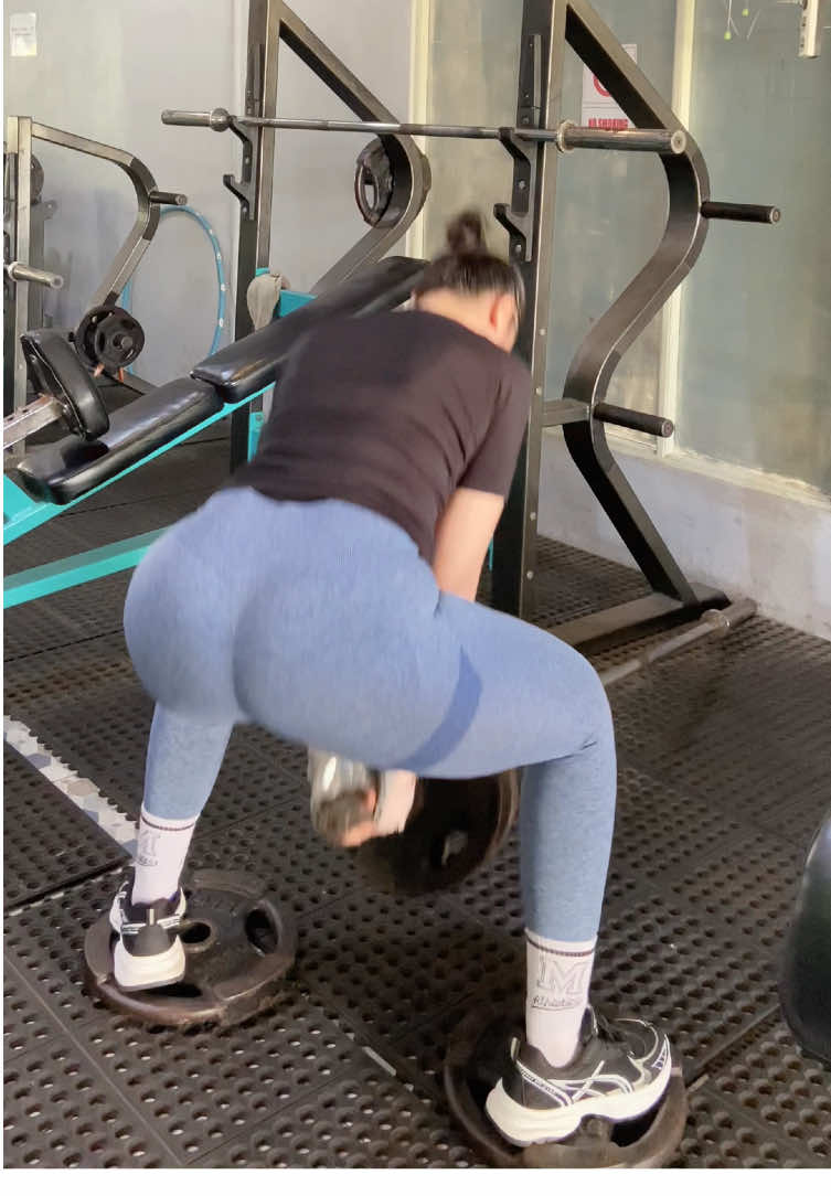 Sumo squat 🍑 #legday #gymgirl #outfitgym #len #sumosquats 