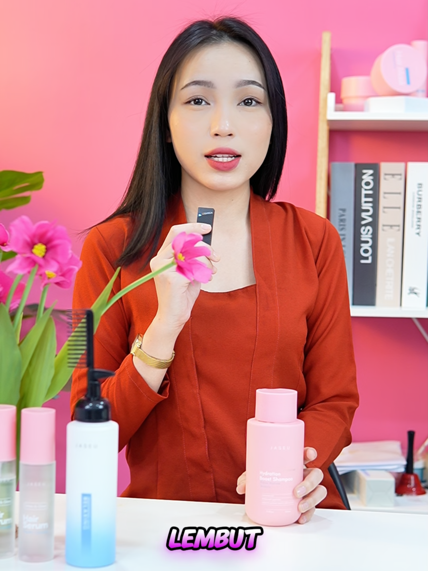 V@Dah tukar banyak shampoo tapi rambut masih gugur? 🌿 Mungkin sebab shampoo yang korang guna cuma bersihkan — bukan rawat dari akar. Jaseu Shampoo diformulasikan dengan Stem Cell Technology yang bantu rawat rambut secara menyeluruh: ✔️ Kuatkan akar supaya tak mudah gugur ✔️ Lembutkan rambut tanpa buat leper ✔️ Kekalkan kulit kepala sihat & segar lebih lama Rambut sihat tak datang dari bau wangi je —  ia datang dari formula yang betul-betul rawat dari dalam. 💆🏻‍♀️✨ #jaseuhaircare #jaseushampoo #shampoostemcell #rambutsehat #rambutsegar #rambutgugur #rambutlembut #rambutlebat #haircaremalaysia #tiktokshopmalaysia #rambutcantiksetiaphari