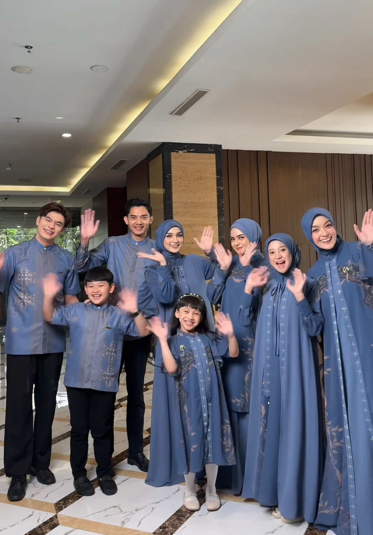 Jangan dilihat sampai akhir, ada penampakan 😭 emang seru2 an pakai sarimbit bakal lebih seru kalau ada anomalinya yaaaa #sarimbit2026 #sarimbitkeluarga #fyp #sarimbitnararya #sarimbitlebaran 