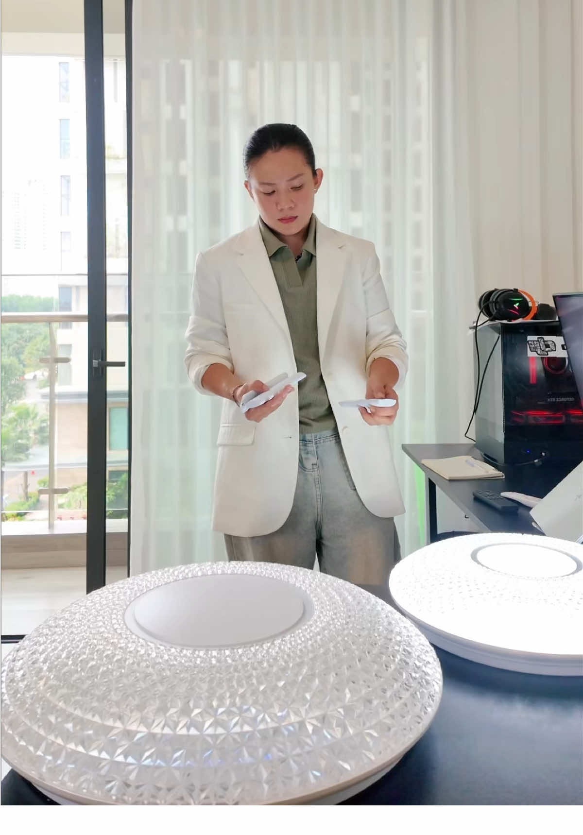 Chiều nấy chị bé quận 9 ghé showroom em lấy gần hết em này rồi 🥲 #dentrangtri #dentran #trangtriphongngu #thietkenhadep #thietkenoithat 