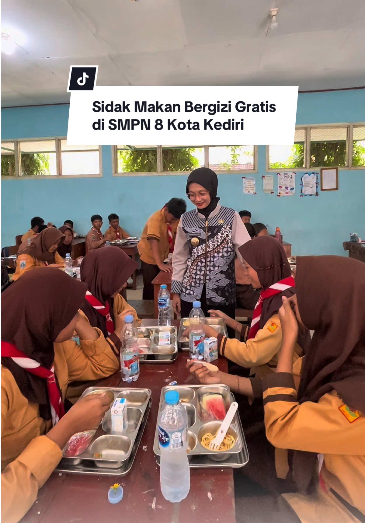 Mbak Wali Tinjau SMPN 8 Kediri, Pastikan Makan Bergizi Sesuai Standar Gizi untuk Siswa KEDIRI — Wali Kota Kediri, Vinanda Prameswati, kembali meninjau pelaksanaan program Makan Bergizi Gratis (MBG), Jumat (7/11). Kali ini, kunjungan dilakukan di SMP Negeri 8 Kota Kediri untuk memastikan pendistribusian dan kualitas makanan yang diterima siswa sesuai dengan standar gizi yang telah ditetapkan. Dalam peninjauan tersebut, Mbak Wali memantau langsung proses distribusi hingga siswa dan siswi menghabisakan makanan. Pemerintah Kota Kediri berkomitmen menjaga agar seluruh pelaksanaan program berjalan dengan baik dan higienis. Langkah ini juga menjadi bagian dari evaluasi berkelanjutan Pemkot Kediri terhadap program MBG, guna memastikan anak-anak sekolah mendapatkan asupan makanan bergizi, aman, dan mendukung tumbuh kembang mereka. Program Makan Bergizi Gratis merupakan salah satu upaya nyata Pemkot Kediri dalam meningkatkan kualitas pendidikan dan kesehatan siswa, sekaligus mendorong terwujudnya generasi Kota Kediri yang sehat, cerdas, dan berdaya saing. #vinanda #vinandaprameswati #kediri #kediri24jam #mbakvinandauntukkediri  