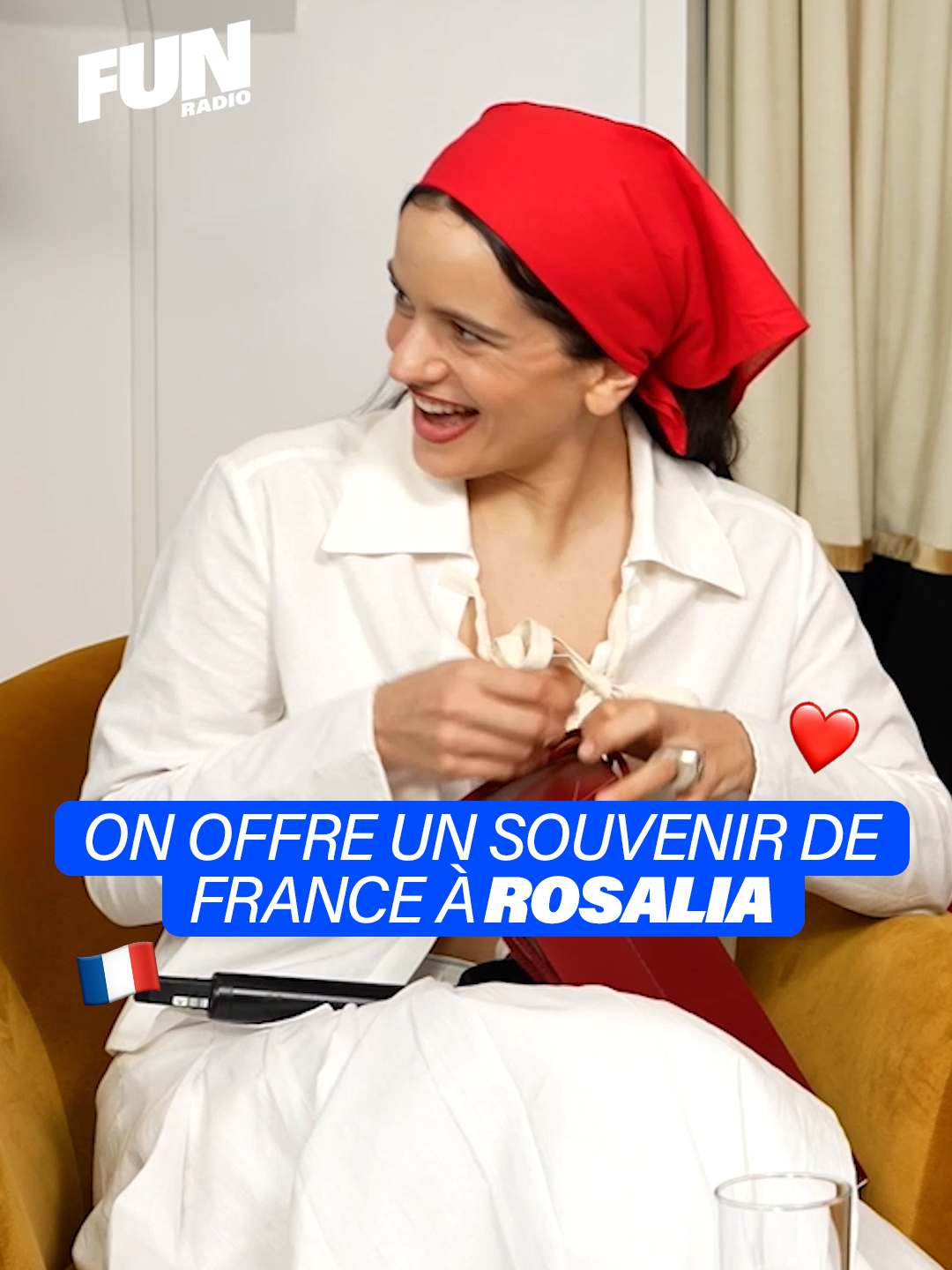 À l’occasion de la sortie de son album « LUX », on a voulu offrir à Rosalia un petit cadeau made in France, dans la thématique de ce dernier… 🤭 ➡️ L’interview complète de Rosalia est disponible en intégralité sur notre chaîne YouTube 🩷 #rosalia #lux #tiktokmusic