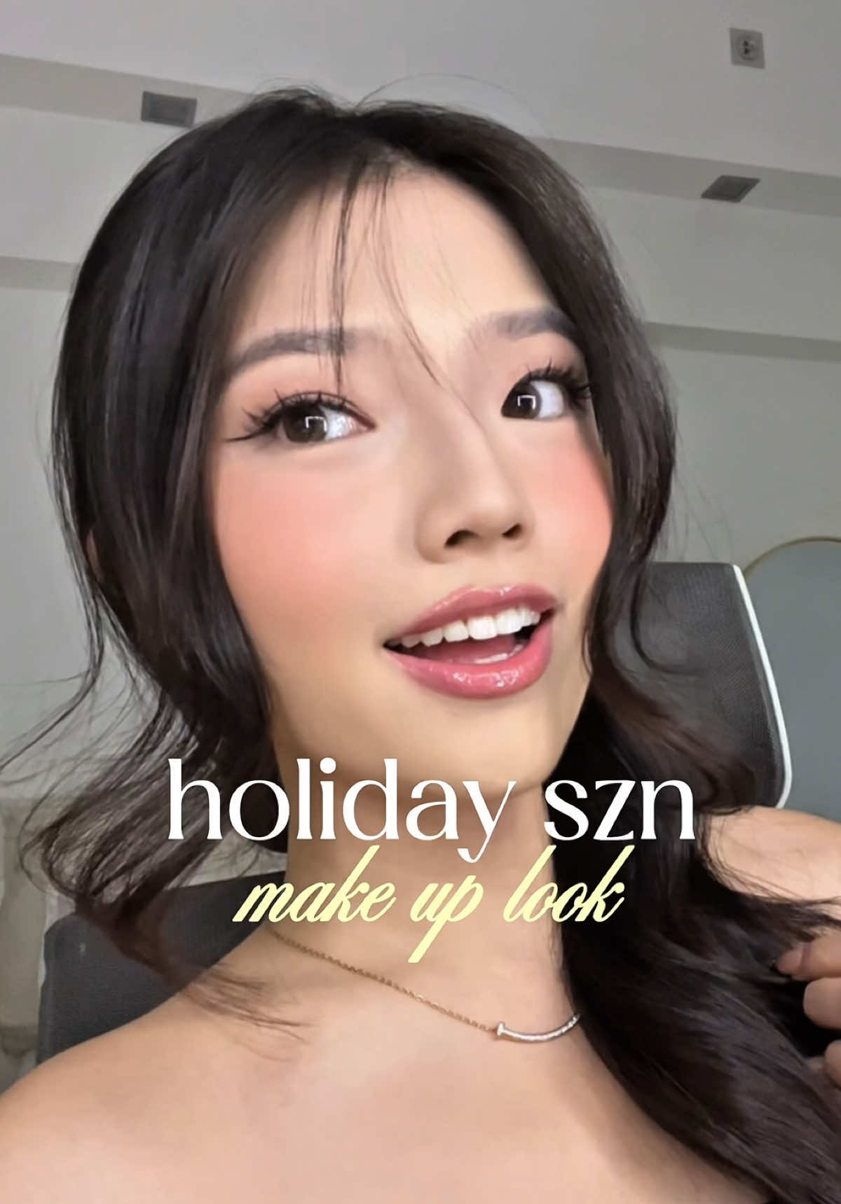 This the season to be adorned in gold @YSL Beauty ✨ #YSLBeautySG #YSLFragrance #YSLMakeUp #YSLHoliday 