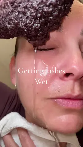 Don’t worry our pre glued collected is very sticky they can withstand getting wet! After getting wet re claim back into place #pregluedlashes #halflashes #diylash #lashturorial 