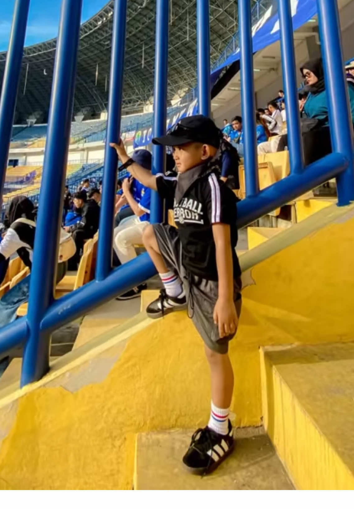 Kaos casual ter🖤 #kaoscasual #kaosanak #casualoutfits 