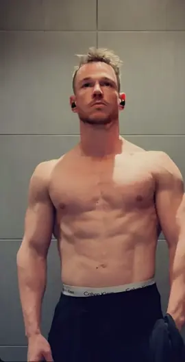 #postgym #shirtlessmen #feelingmyself #fyp #menoftiktok at: coenraadchristiaan 