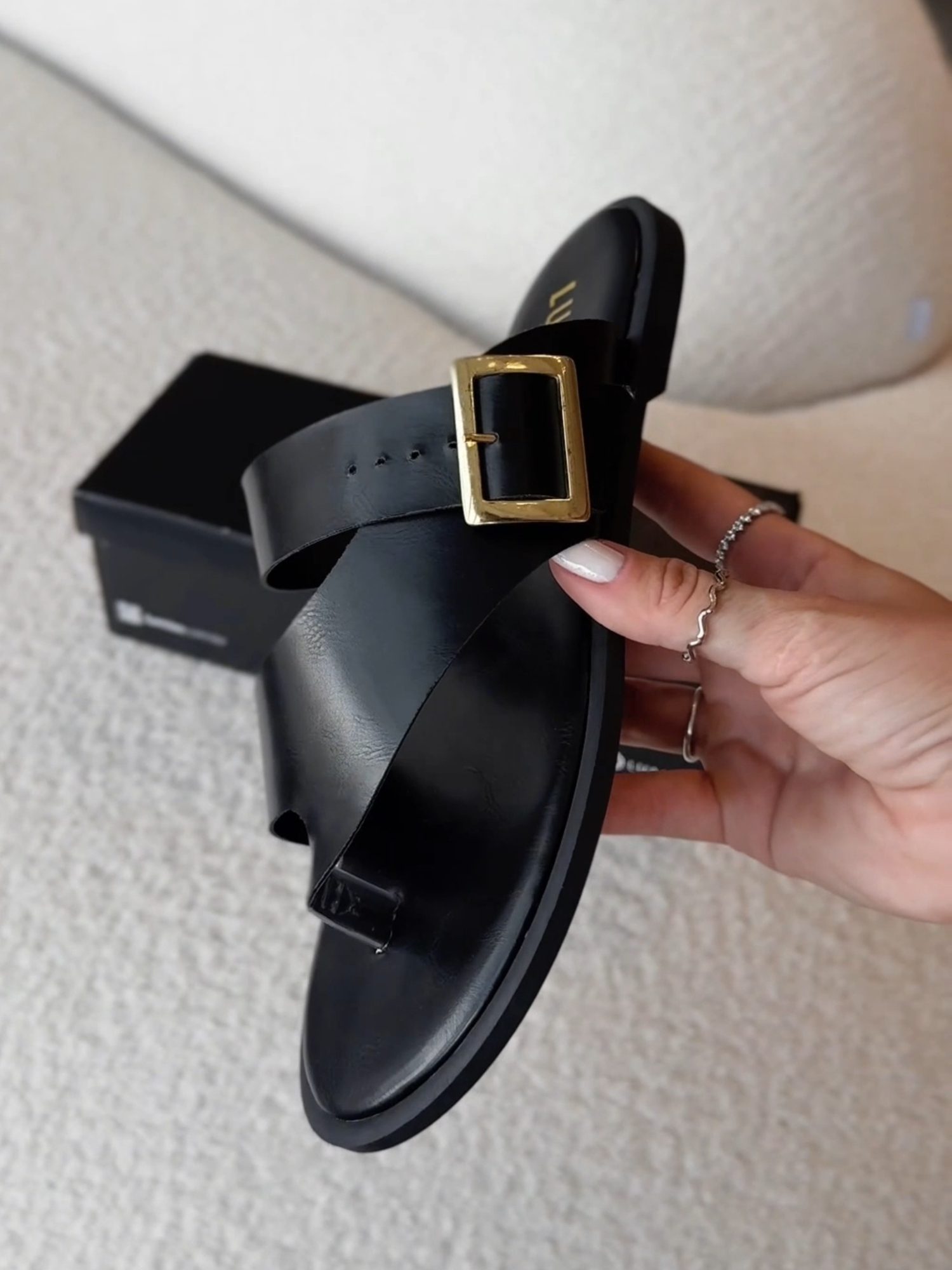 Minimalista? Sim. Sem graça? Jamais. 💅  A fivela maxi dessa rasteira é o toque de estilo que transforma até o look mais básico em puro charme. Confortável, versátil e pronta pra qualquer rolê do dia ✨👡 #lumiss #rasteirinha #rasteira #fy #viral #live