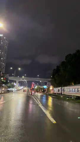 Không biết ông Trung Quân này đã trải qua những gì mà ông hát hay thế….#trungquan #canhdephanoi #muathuhanoi #hanoitrongtoi #hanoivedem 