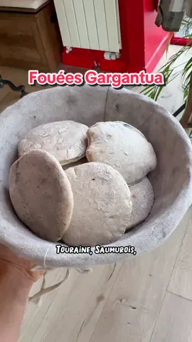 Fouées Gargantua  Pendant un an, Ann-Carla et Simon ont sillonné les marchés et réalisé des prestas traiteur avec leur petit four à bois sur remorque. Aujourd’hui, ils ouvrent leur resto, et ça me rend heureux. Leur big méga point fort : ils travaillent uniquement en circuit-court avec des producteurs locaux. Et pour de vrai : Champi, confiture, farine, rillauds.. Y’a que les mogettes qui sont de Vendée, mais ça, on peut pas leur en vouloir. 📍11 rue de la gare 49100 Angers 🕘 Ouvert du mardi au dimanche midi   Mes❤️‍🔥 : c’est ultra local, ambiance four à bois (ça mange pas de pain), prix très abordable  💸 formule midi 3 fouées 12€, 5 fouées 17,50€