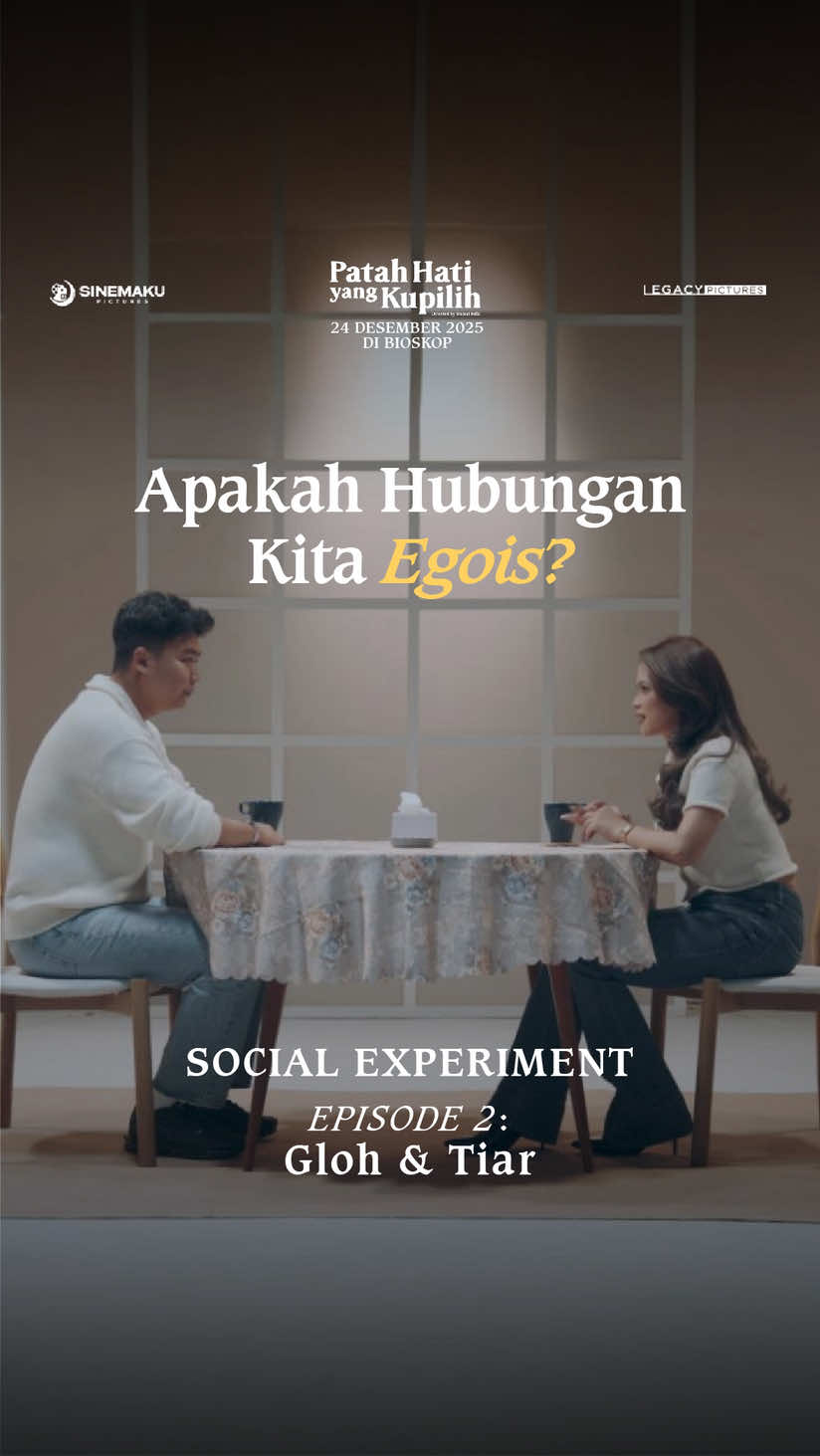 Egois atau justru berani? Ketika cinta bertemu dengan perbedaan yang terlalu besar, mana yang harus dipertahankan? @Gloh & Tiar mencoba mencari jawabannya lewat Social Experiment Patah Hati yang Kupilih. Tonton versi lengkapnya di YouTube Sinemaku Pictures. Patah Hati yang Kupilih tayang di bioskop 24 Desember 2025. #PatahHatiYangKupilih #PHYK #BeraniMelepaskan #SocialExperiment #tiktoktainment 