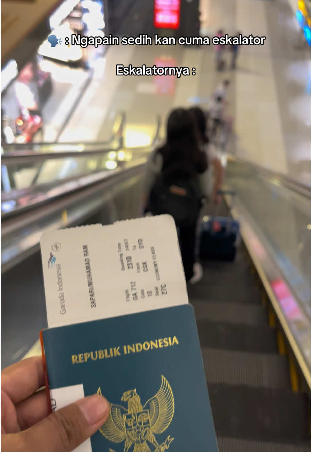 Eskalator Teminal 3 Internasional Soekarno Hatta CGK Kalo udah lewat sini entah berapa lama lagi untuk bisa pulang ke Indonesia, tempat pergi melangkah demi secercah harapan untuk hidup yang lebih baik. Sehat sehat para pejuang keluarga & masa depan ❤️❤️ “Turun sedikit untuk naik lebih tinggi” #fypage #soettaairport #sad #eskalator #pelautindonesia 