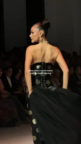 when tenun meets Italian couture level tailoring 🖤🖤🖤 “CASA” The Rizkianto at #JFW 2026  #fashionweek #couture #fashiondesigner #fashiontiktok 