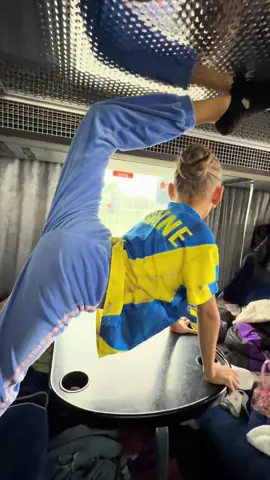 #дітиукраїни💙💛 #акробатика #автобус #шпагат 