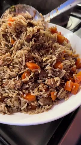 تمن جزر على طريقتي لذيذة لازم اجربوه😍👌🏻 🟠المقادير: كوبين تمن(رز) مغسول و منقوع كيلو جزر مقشر ومسلوق ومقطع مكعبات ( ممكن تقللون كمية الجزر حسب رغبتكم اني احبه ظاهر بالرز ) ٢ حبة بصل كبيرة مفرومة ناعم  لحم غنم مكعبات  البهارات( ملح وفلفل اسود ودارسين  ونومي بصرة(اللومي) 🟠طريقة العمل: 🔸نشوح اللحم ونضيف له الماء الحار ويسلق بالطريقة الاعتيادية لحد الاستواء مع اضافة ورق الغار واعواد الدارسين  🔸بعدها نسلق الجزر المقشر ٣/٤ استواء  ونقوم بعدها بتقطيعهُ مكعبات صغيرة  🔸في مقلاة نشوح البصل مع  الزيت ونضيف له الملح ونقلب حتى يذبل ثم نضيف له اللحم المسلوق ونقلب ونضيف الجزر ونقلب بعدها الدارسين والنومي بصرة  والقليل من الملح والفلفل الاسود ونقلب جيداً بعدها نضيف نصف كوب من ماء اللحم حتى تتجانس كل المكونات مع بعض   🔸في قدر كبير نضع كمية من الزيت تقريباً ربع كوب  ونضيف قطعة ماجي ودارسين ونومي البصرة بعدها نضع الرز المنقوع ونقلب ونضع الماء مع مستوى الرز ونغطي الى ان ينشف الرز ونضيف له الحشو مباشرةً  ونقلب الى ان يتجانس نتركه على نار هادئة ليتهدر ربع ساعة او اكثر ثم يقدم  والف عافية❤️❤️ ⚠️ملاحظة: 🔸ممكن اضافة المزيد من البهار عند تهدير الرز اذا كان بحاجة  المزيد من البهار  #تمن #تمن_جزر#تيك_توك #بغداد #العراق