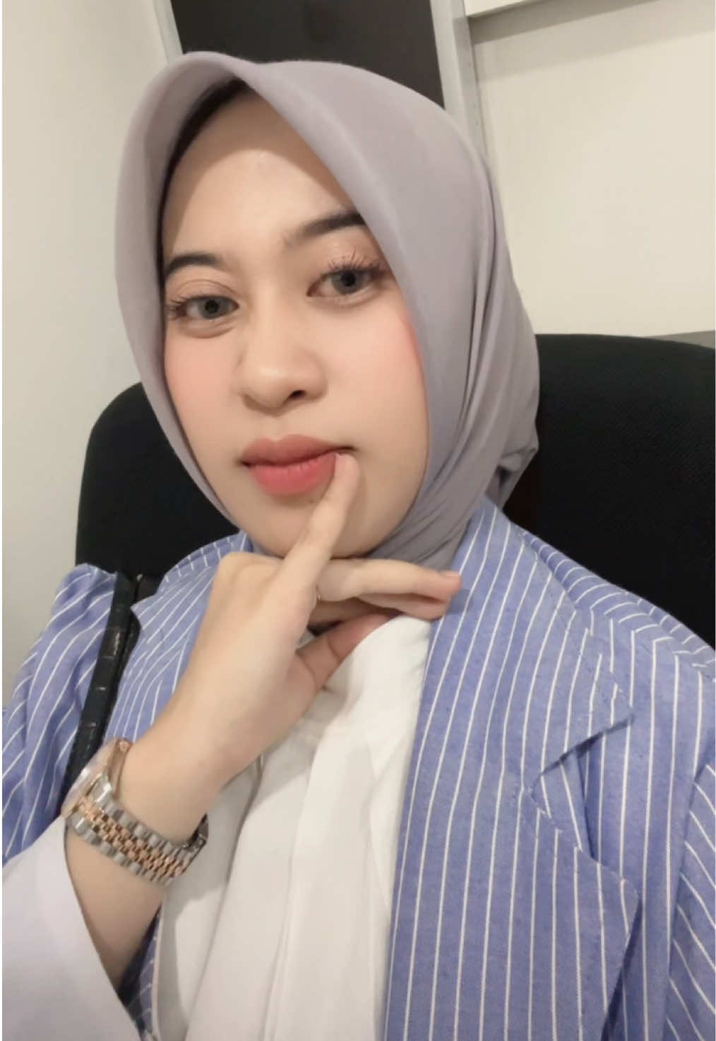 kondisi wajahku di jumat sore ini😴