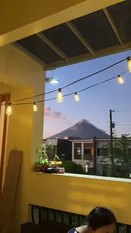 Merienda na may kasamang benta 🤣 perfect ang pa solar string lights namin