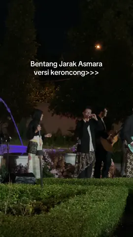 Senang sekali bisa membawakan lagu-lagu kami dengan versi keroncong dan Bentang Jarak Asmara menjadi salah satunya ✨🌹  Bersama teman-teman @Krontjong Rajamala  Perlu bikin full live sessionnya gak nih kira-kira? 😋 #bentangjarakasmara #trafficjam #keroncong 