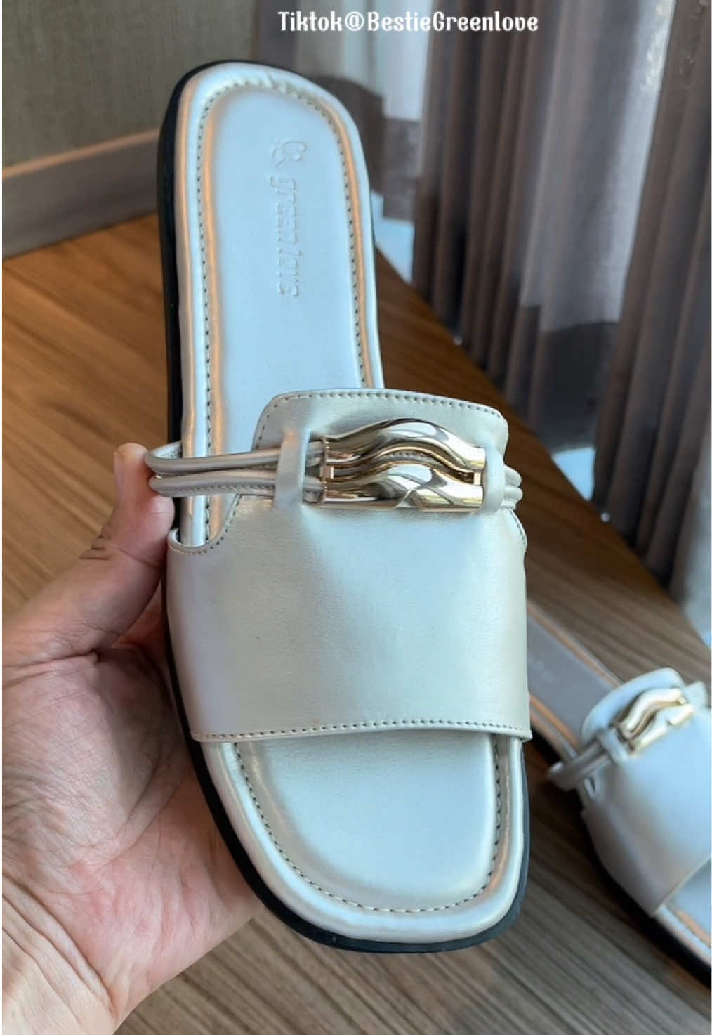 Tuhh udah di ZOOM in kannn ‼️‼️realll simpel but MEVVAH #fyp #BestieGreenlove💚 #greenlove #flatshoes #sandalwanita 