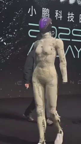 🤖✨ O dia em que o futuro desceu da passarela A Xpeng surpreendeu o mundo com seu novo robô humanoide IRON, e o impacto foi imediato — a plateia ficou em silêncio absoluto. Por alguns segundos, ninguém sabia ao certo se o que via era uma máquina… ou um ser humano disfarçado. O realismo é simplesmente inacreditável: o movimento dos olhos, o balanço dos ombros, a naturalidade no caminhar. Tudo parece coreografado pela própria natureza — mas é engenharia pura. O IRON foi projetado para andar, interagir e expressar emoções. Cada gesto carrega um traço de empatia digital, um simulacro da alma humana criado em laboratório. Sensores de IA analisam o ambiente em tempo real, permitindo respostas quase instintivas. É como se o robô não apenas aprendesse, mas sentisse. E agora, imagine… esses humanoides em passarelas de moda, exibindo roupas tecnológicas, iluminadas por LED, com expressões programadas para encantar o público. O mundo do espetáculo sempre buscou o impossível — agora ele pode ser imprimido em 3D. Em breve, o público talvez não aplauda mais modelos ou artistas, mas prototipagens vivas, híbridos de arte e algoritmo. A beleza se tornará um código. E o aplauso… um reconhecimento de que o homem criou algo tão real, que já não sabe mais se está aplaudindo a si mesmo — ou seu reflexo metálico.           🧠 “Os humanos criaram máquinas à sua imagem e semelhança… e agora, as máquinas começam a nos ensinar o que é parecer humano.” #robot #ai #future #technology #innovation                          