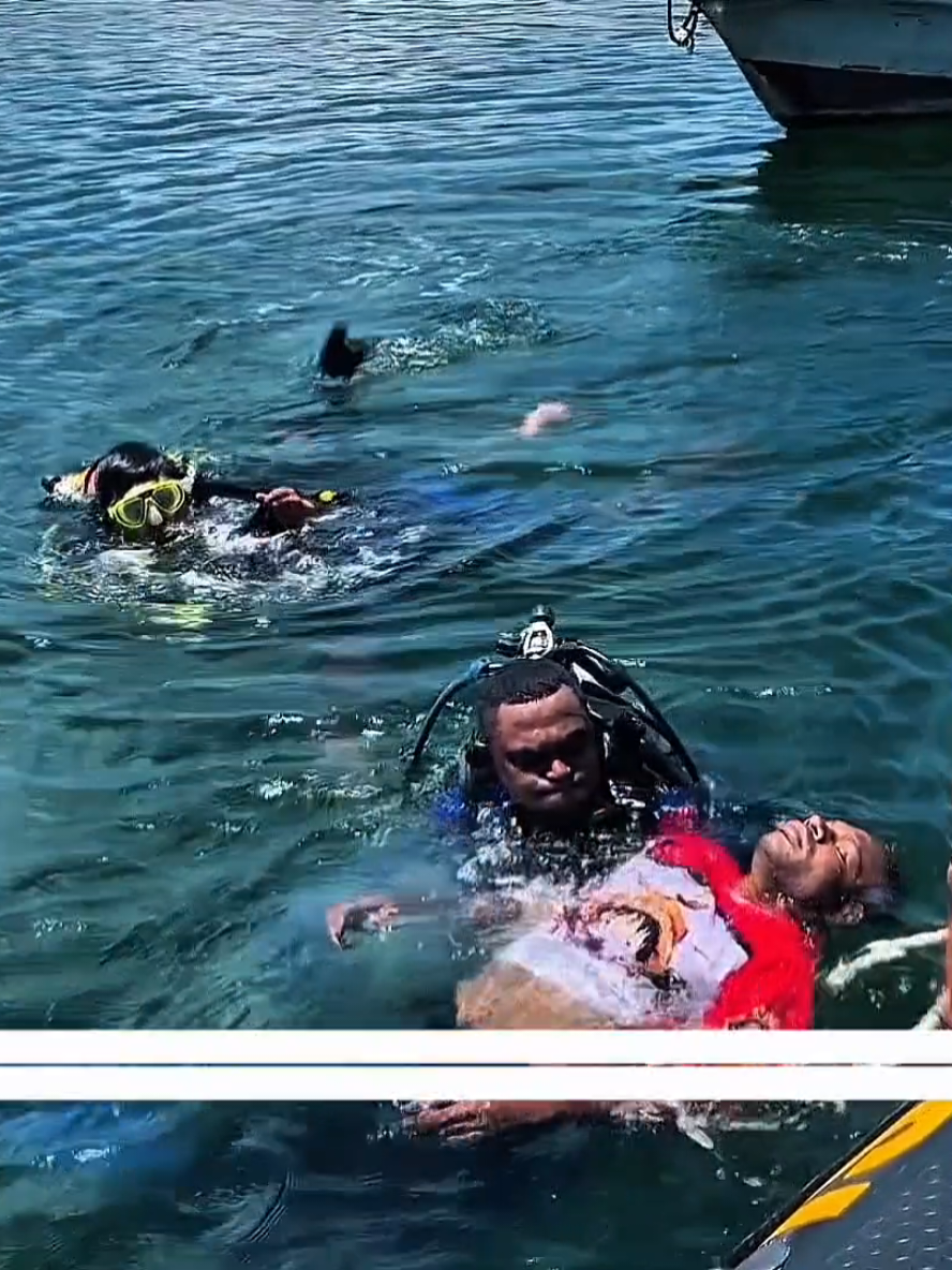 Sebanyak ±150 personel gabungan TNI, Polri, BPBD Papua, Basarnas Jayapura, dan RAPI mengikuti simulasi tanggap bencana yang dilaksanakan di Venue Dayung Holtekam, Jayapura, Rabu (5/11/2025). Kegiatan yang dibuka Kapolda Papua Irjen Pol. Patrige Rudolf Renwarin, S.H., M.Si. diawali dengan apel gelar pasukan dan pemeriksaan berbagai peralatan yang dimiliki Polda Papua untuk penanganan bencana, baik di darat maupun laut. Kepala Biro Operasional Polda Papua Kombes Pol Selamat Topan, S.I.K., M.Si. mengatakan simulasi ini untuk mengasa kemampuan personel dalam penanganan penyelamatan bencana kepada masyarakat dan Kesiapsiagaan dalam mengantisipasi bencana yang akan terjadi di waktu yang akan datang . Sebanyak empat kapal penyelamat dari unsur Polair Polda Papua, TNI AL, Basarnas, dan BPBD dikerahkan dalam latihan yang berupaya mengevakuasi nelayan yang mengalami insiden di laut. Dalam simulasi itu, digambarkan tentang 15 korban terdiri atas luka dan meninggal dunia yang seluruhnya berhasil dievakuasi sesuai prosedur SAR. Melalui simulasi penanganan bencana dapat melatih personel agar siap dalam menangani bencana dan dengan dilaksanakannya kegiatan ini maka penanganan bencana alam dapat dilakukan semaksimal mungkin. @Humas Polda Papua @BRIMOB PAPUA @ditsamaptapoldapapua #simulasi #tanggapbencana #poldapapua #biroopspoldapapua #papuatiktok 