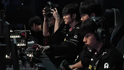 Nhìn lại 11 tháng đầy sóng gió, càng thấy trân trọng hành trình này. Chỉ còn một bước nữa thôi! Đừng để tiếc nuối 💪🏻 Hai ngày nữa, hãy mang chiếc cúp về nhé, T1! Đây là lúc để chứng minh! 💪🏻👑 #DOFGK #T1 #T1win #worlds2025 #lol 