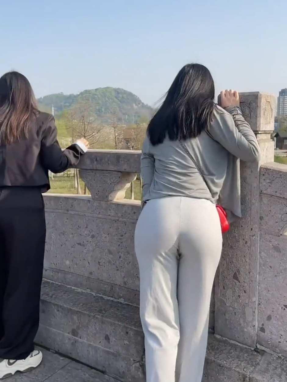 Phía sau 1 cô gái