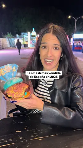 publi. Probamos la hamburguesa más vendida y premiada de España de este año. (en formato smash) Es la diamante azul de Nolito's que vienen desde Pinos Genil en Córdoba y este año han ganado ya 13 veces en distintas ciudades. La hamburguesa lleva: -Pan brioche azul con polvo de diamante y oro rosa -Fat Smash madurado -Costillar estilo USA -Mermelada de bacon -Queso cheddar fundido -Salsa Emy y Mayo ahumada -Bacon crujiente A 12,95 cheles y la tenemos hasta el 16 de noviembre, así que si te quieres comer una buena hamburguesa en Motril, ya sabes en la Champions Burger en el foodtruck de Nolito's #foodies #hamburgueseria #hamburguesas #restaurante 