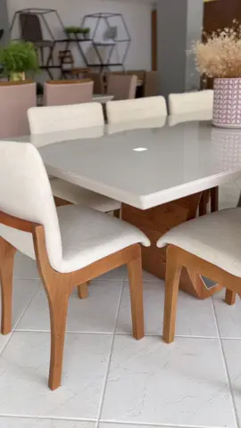 Eleve sua casa com a Sala de jantar Bella! ✨🤍 Produzida em madeira maciça com um design clean e sofisticado, ela é perfeita para criar um ambiente acolhedor onde bons momentos são compartilhados. Receba familiares e amigos em uma mesa que une elegância e conforto, tornando cada refeição uma experiência inesquecível. 🧡🍽️ #moveis #design #mesa #cadeira #madeira
