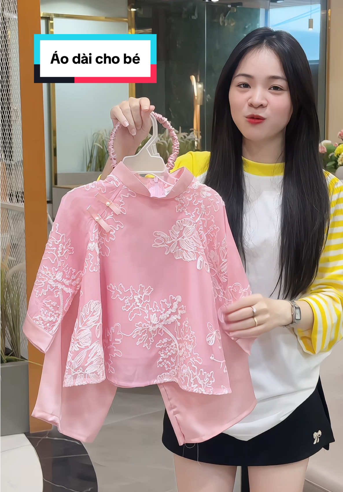 Áo dài cho bé #mechipriviu #thoitrangbeyeu #aodaichobe 