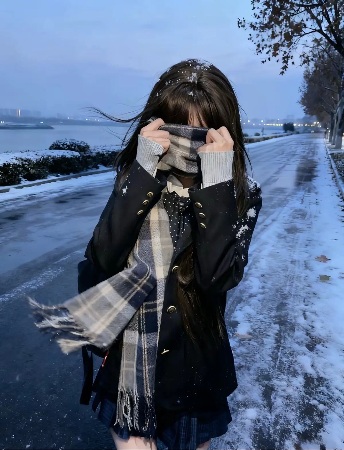 在刺骨的寒风里，能牵着你的手走过漫长的街道，我发现冬天已不再可怕，因为你把寒冷化作温柔，把冰雪变成甜蜜。#捷思譚_ 