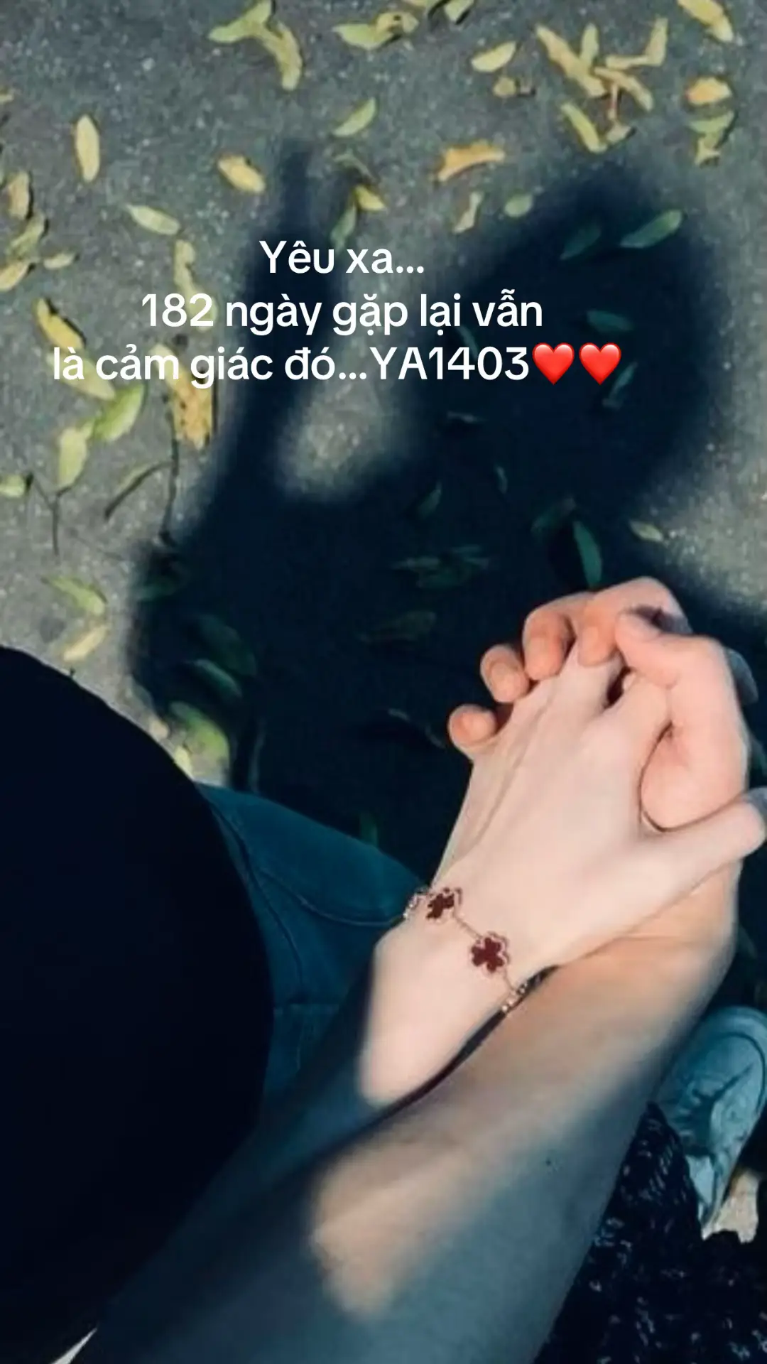 182 ngày — không quá dài, nhưng đủ để nỗi nhớ trở thành một phần trong từng nhịp tim em. Giây phút gặp lại, mọi khoảng cách dường như tan biến, chỉ còn lại cảm xúc nguyên vẹn như ngày đầu, thậm chí còn sâu hơn, nhiều hơn những gì từng nghĩ về anh. Hóa ra, yêu xa không khiến tình yêu phai nhạt… mà khiến em học cách trân trọng hơn từng giây phút được ở cạnh nhau. 182 ngày chờ đợi, chỉ để hôm nay được ôm lại người em thương — và nhận ra, hóa ra em yêu hơn cả những gì từng có….YA1403❤️❤️#thinhhanhtrend #tamtrangbuon💔 #videoviralitiktok #xuhuong #1403 