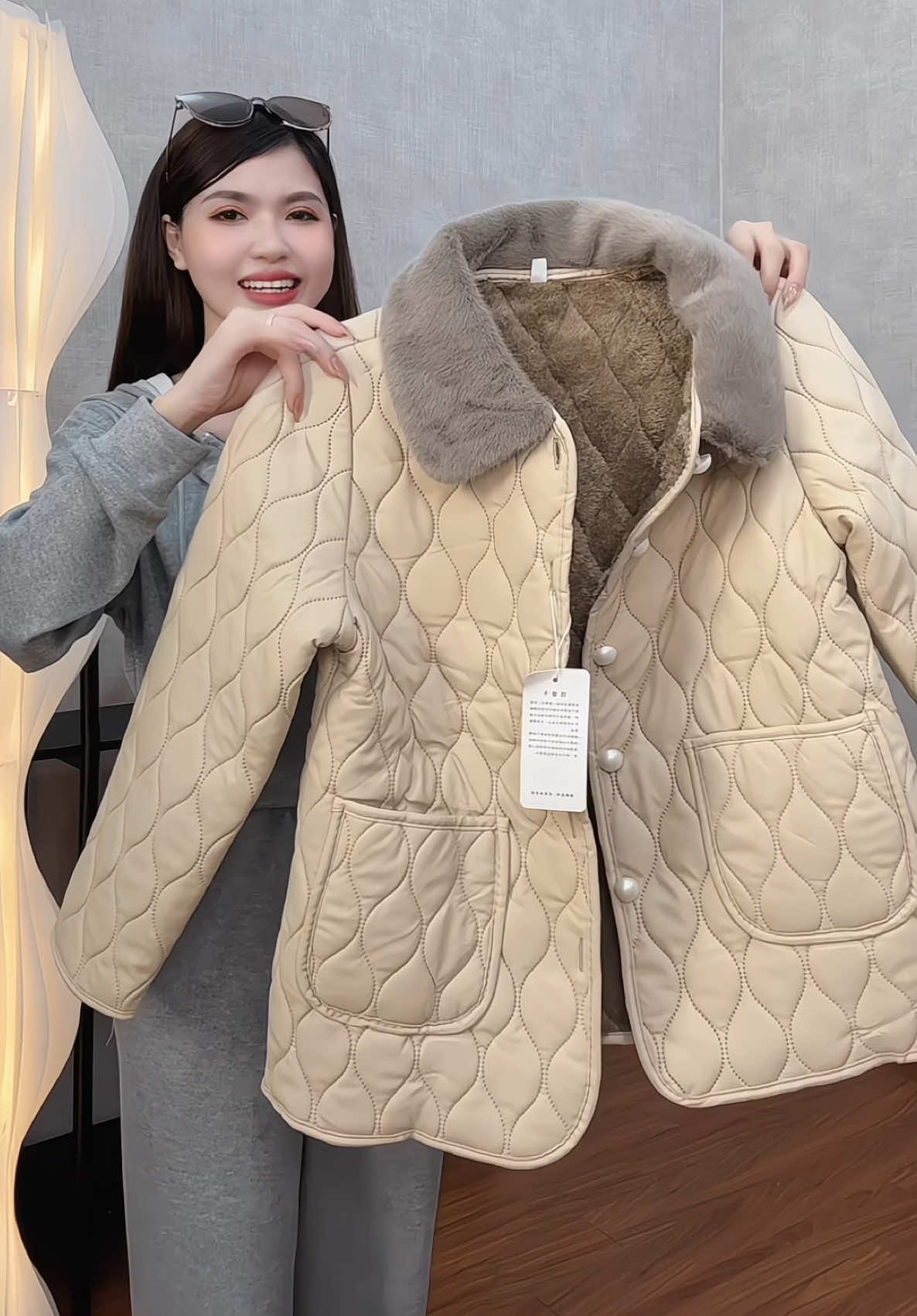 Tặng mẹ cái áo ấm ưng quá luôn ạ #tranghaycuoi #aokhoactangme #aokhoactrungniennu #aoamlotlongchome 