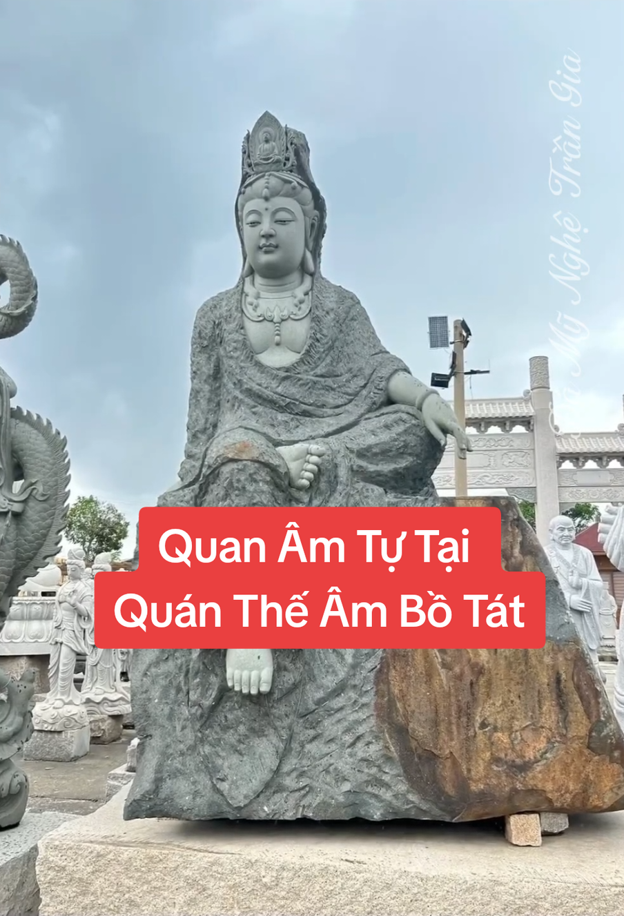 “Khi tâm an, Quan Âm tự tại. Khi lòng tĩnh, muôn sự thuận hòa. 🌸 Tượng Quan Âm Tự Tại – biểu tượng của lòng từ bi và trí tuệ. Nam Mô Quan Thế Âm Bồ Tát Đặt tại gia giúp đem lại bình an, hóa giải nghiệp chướng và soi sáng tâm mình. #QuanAmTuTai #PhatBaQuanAm #TuongPhatDa #TamAnTuTai #DaMyNghe 