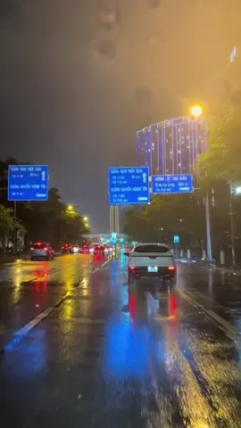 Khi bạn đã đi qua bốn mùa, cũng đã từng trải qua biết bao phong ba bão táp, bạn mới nhận ra rằng điều mà bạn muốn thấy nhất lại chính là sự điềm tĩnh và êm đềm từ tận đáy lòng. Cuộc đời chính là giống như một cuốn sách vậy, mở ra là câu chuyện, khép lại là hồi ức... @Hà Nội Về Đêm ❤️ #hanoivedem❤ #langthanghanoi #nhachaymoingay #xuhuong2025 