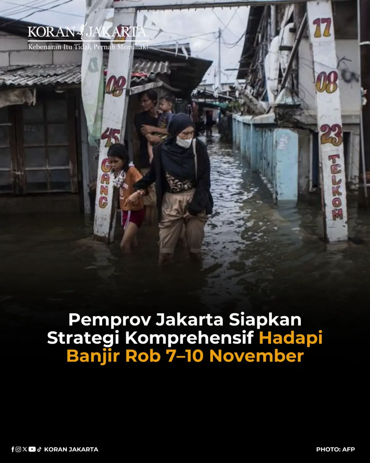 Pemerintah Provinsi (Pemprov) Jakarta menegaskan kesiapan penuh menghadapi potensi banjir rob yang diperkirakan terjadi pada 7–10 November 2025. Badan Penanggulangan Bencana Daerah (BPBD) Jakarta telah mengaktifkan protokol penanganan bencana, termasuk menyiapkan 257 titik pengungsian berkapasitas 39.600 orang di kawasan pesisir. Langkah ini diprioritaskan untuk warga rentan di 11 kelurahan rawan seperti Kamal Muara dan Kapuk Muara. Pemprov juga menyiapkan toilet portabel, sanitasi darurat, dan transportasi gratis via Transjakarta jika evakuasi diperlukan. Selain kesiapan logistik, Pemprov Jakarta juga mengerahkan 560 pompa stasioner dan 50 pompa portable di wilayah pesisir seperti Penjaringan, Pluit, dan Ancol. Saluran drainase sepanjang 15 kilometer telah dikeruk guna meningkatkan efektivitas sistem pengendalian air. Tak hanya itu, Operasi Modifikasi Cuaca (OMC) dilakukan bersama BMKG dan TNI AU untuk mengurangi potensi hujan ekstrem. Pemprov berharap langkah komprehensif ini dapat meminimalkan dampak banjir rob dan menjaga aktivitas warga tetap aman dan terkendali. #KoranJakarta #JakartaSiaga #BanjirRob #BPBDJakarta #PemprovJakarta [RAF]