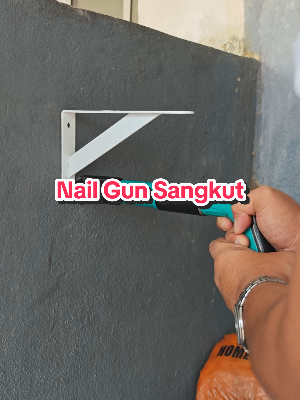 bukan saja-saja dia bagi set lengkap tu...ada kegunaannya!!! #nailgun #penembakdinding #penebukdinding #drilldinding #nailgunsangkut 