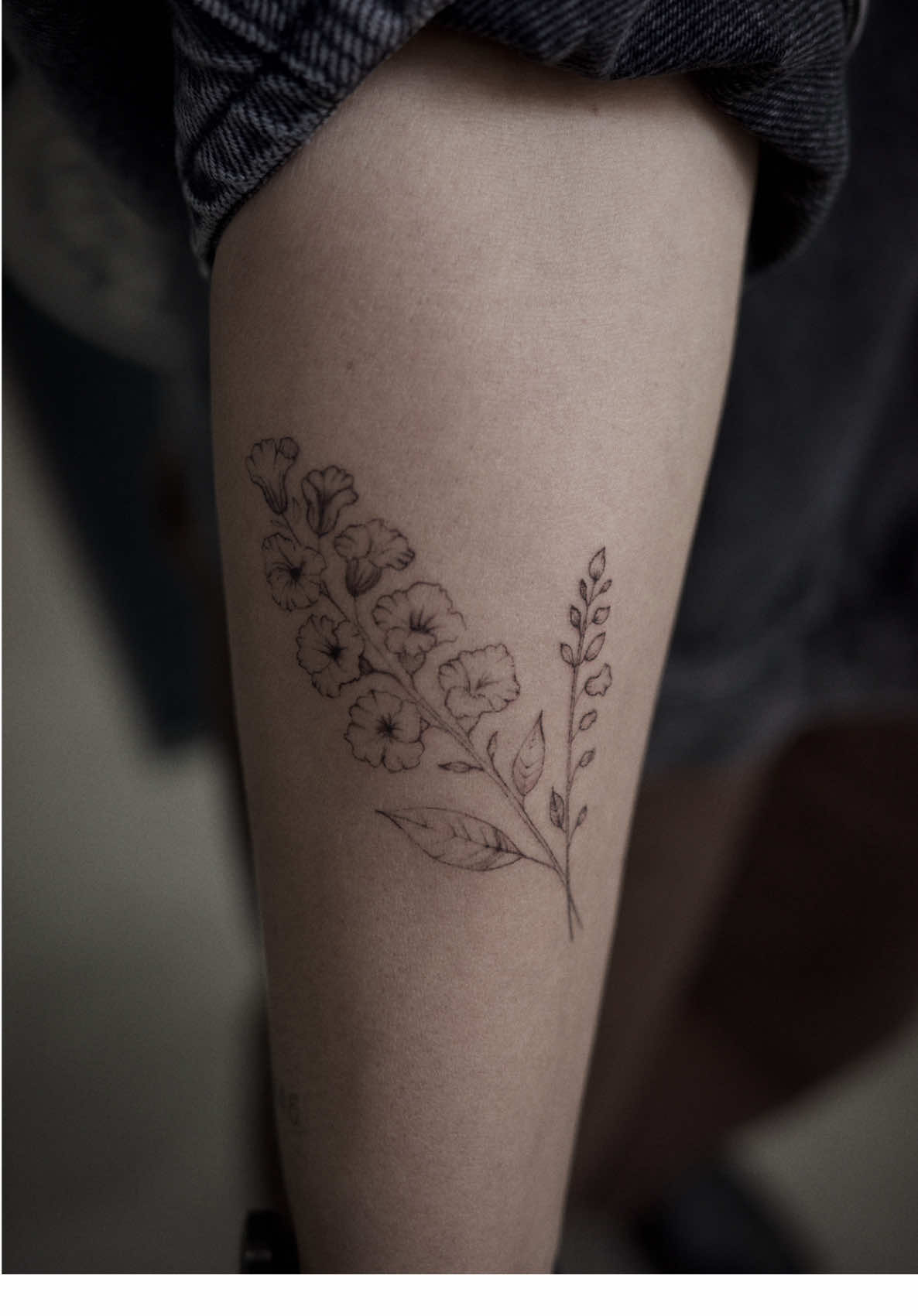 We love a fineline floral wrap tattoo and a mini hot air balloon 🎈🌿💐 #londontattooartist #nashvilletattooartist #finelinetattooartist 