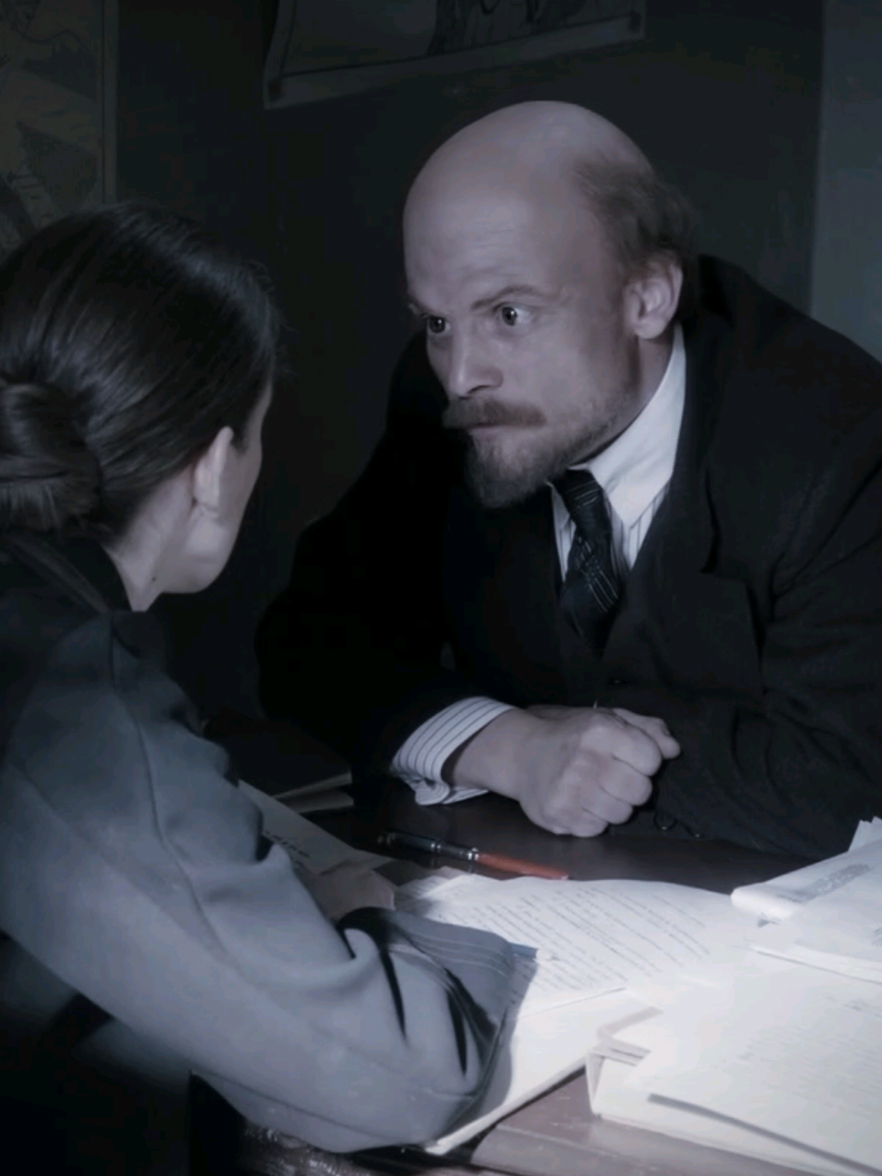 ХРОНИКИ РУССКОЙ РЕВОЛЮЦИИ 🎬  @MAYBOG  Сериал повествует о событиях Октябрьской революции и охватывают 20-летний период отечественной истории. Действие начинается в 1905 году, а заканчивается уже в 1924-м. Две декады, которые серьезно повлияли не только на Россию, но и на весь мир. Масштабная лента — это попытка передать воспоминания о неординарных людях, поэтому даже вымышленные образы и события навеяны реальными судьбами и фактами. ©  В кадре 🎥:  Евгений Ткачук  Мария Биорк  Режиссёр: Андрей Кончаловский #евгенийткачук #хроникирусскойреволюции  #андрейкончаловский  #мариябиорк   #maybog