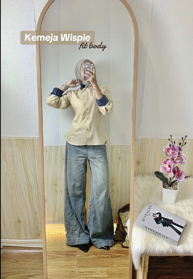 Kemeja Wispie salur fit body yang cakep pwolll dari @ULANIHIJAB  #kemejawispie #kemejafitbody #kemejasalur #outfitideas #outfitinspo 