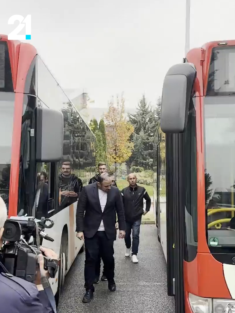 🚌 Mblidhen #autobusët #privatë në #Shkup ⚠️Gjoorgjievski: “Këto goma nuk janë të mira”