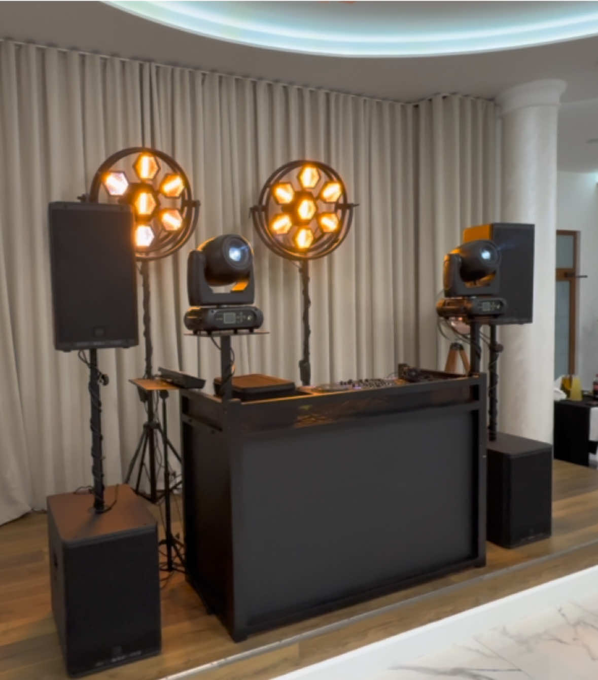 Prezentacja części Naszego sprzętu przed imprezą🤩 Mamy tego wiecej!💥  Dzień Edukacji Narodowej dla jednej z Ostrołęckich szkół już za Nami!  Taneczny Dzień Nauczyciela💃🕺  Nagłośnienie: 2x RCF 912a + 2x RCF SUB 705 mk3 Konsola: Alpha Theta XDJ-AZ #dj #wodzirej #sprzęt #wesele #impreza 