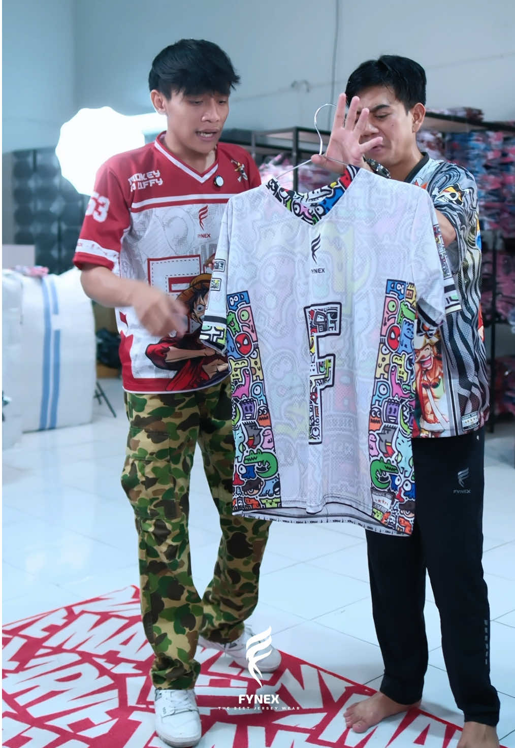 🔥 Keseruan Live bareng **Abah Ican** & **Mang Ayek** bareng tim **Fynex** bener-bener pecah! 😂💪 Dari ngobrol santai, sharing jersey terbaru, sampai bagi-bagi promo spesial buat yang nonton live! 🎉 Yang kemarin kelewat, siap-siap ikutan live berikutnya ya dijamin seru banget! 😍 #FynexLive #FynexJersey #jersey #jerseyanime #fynex 