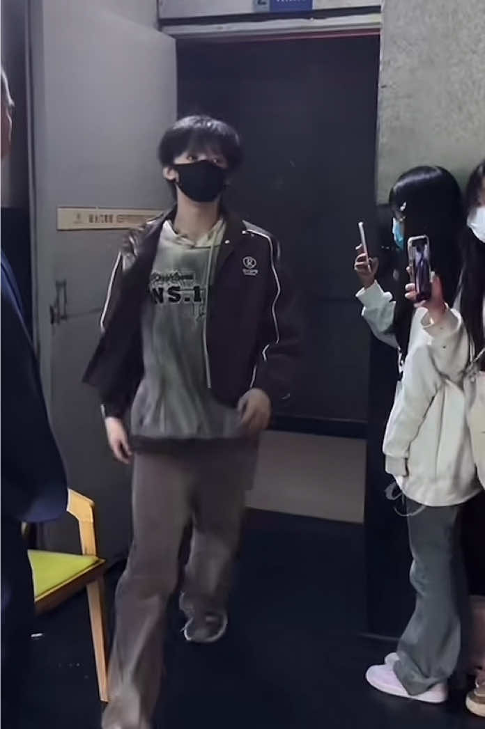 Zhang yiran apa yang sedang kamu lakukan sekarang?  Tolong kabari kami 🤧 [video tahun lalu] #zhangyiran #fypシ゚ 