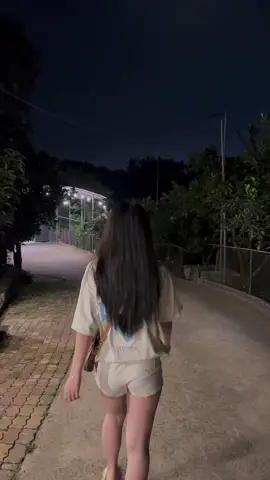 ..Khi một mình trải qua bóng tối Em mới tự biết mình không cần ai..🖤