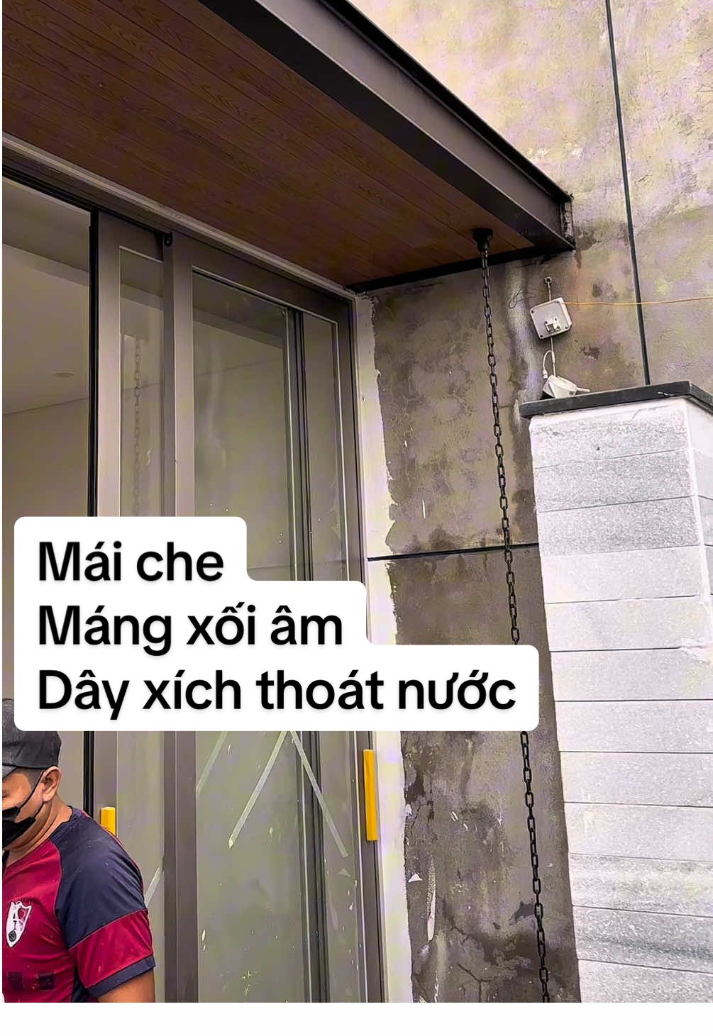 Đa số các mái che dạng này đều thoát nước tự do và có viền sắt I nằm sát tường dẫn đến việc trần gỗ không đụng sát vào tường được. Mái này xịn hơn và team Thi công Mộc Phát đã xử lý chi tiết một cách mượt mà #maiche #maidon #canopy #thicongmocphat 