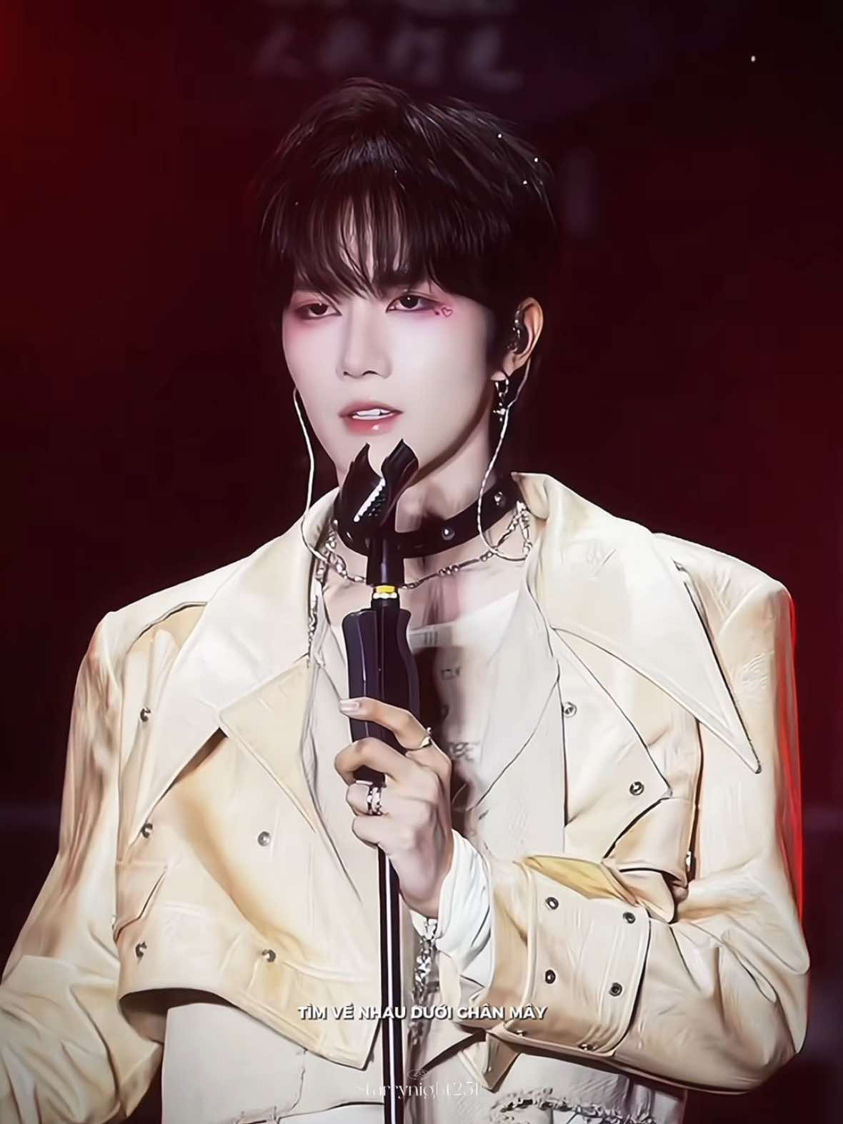 Không lần nào là không sốc visual em ta 😭😭😭  HOÀNG TINH ON STAGE LÀ THẦNNN @eliot_huang  #黄星Eliot #hoàngtinh #viral #huangxing #eliothuang  Cre: 蜡笔小星_黄星