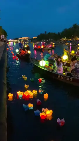 Thả đèn hoa đăng tại Hội An #HộiAn #HoiAn #AmazingHoiAn #HoiAnAncientTown #PhocoHoiAn